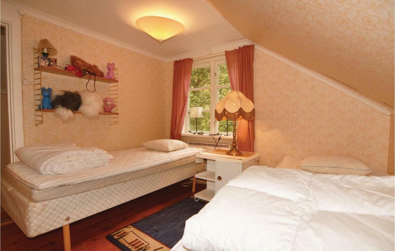 2 Bedroom Stunning Home In Molkom Sutterhojden Bagian luar foto